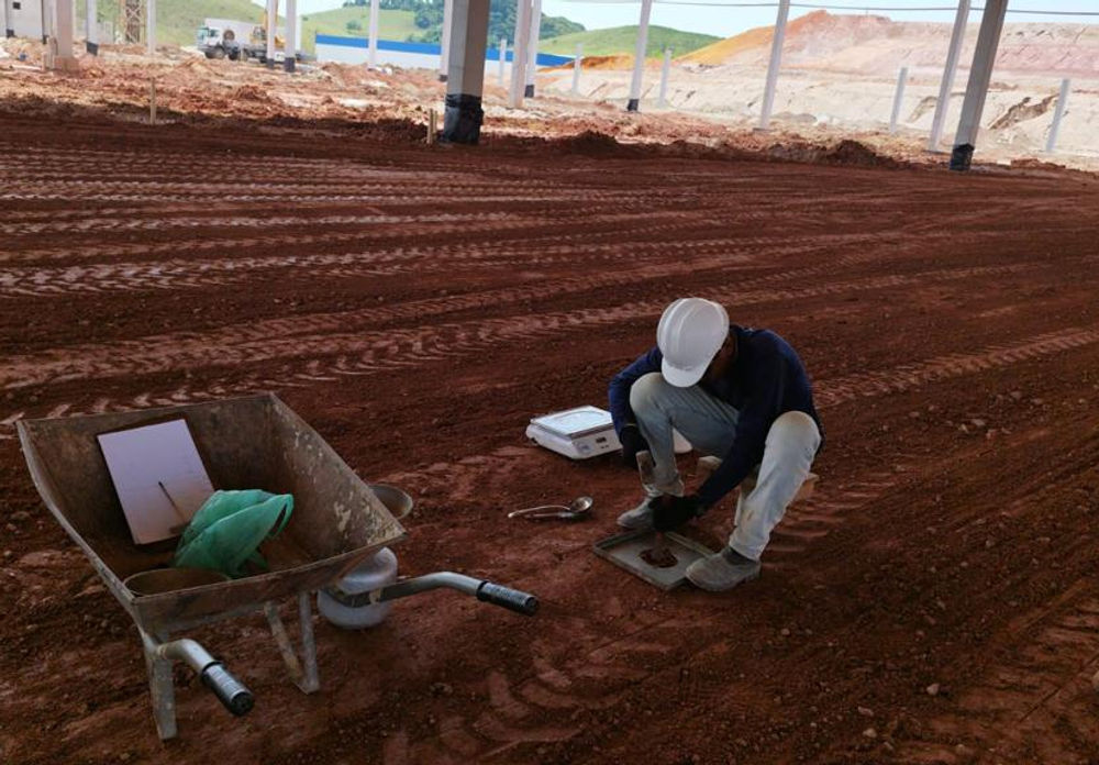 Equipe realizando controle tecnológico de solos
