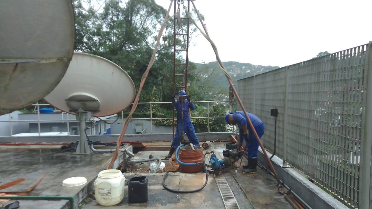 Equipe da GCB realizando serviço técnico em campo