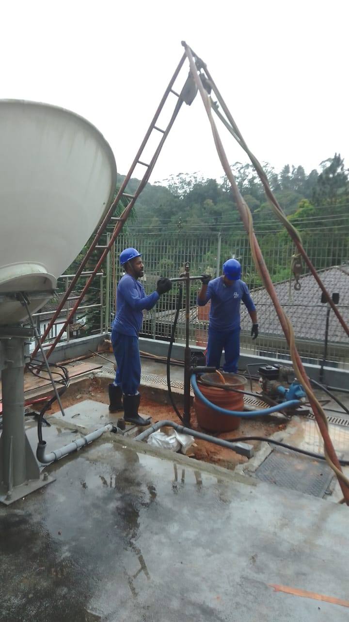 Equipe de sondagem da GCB em operação
