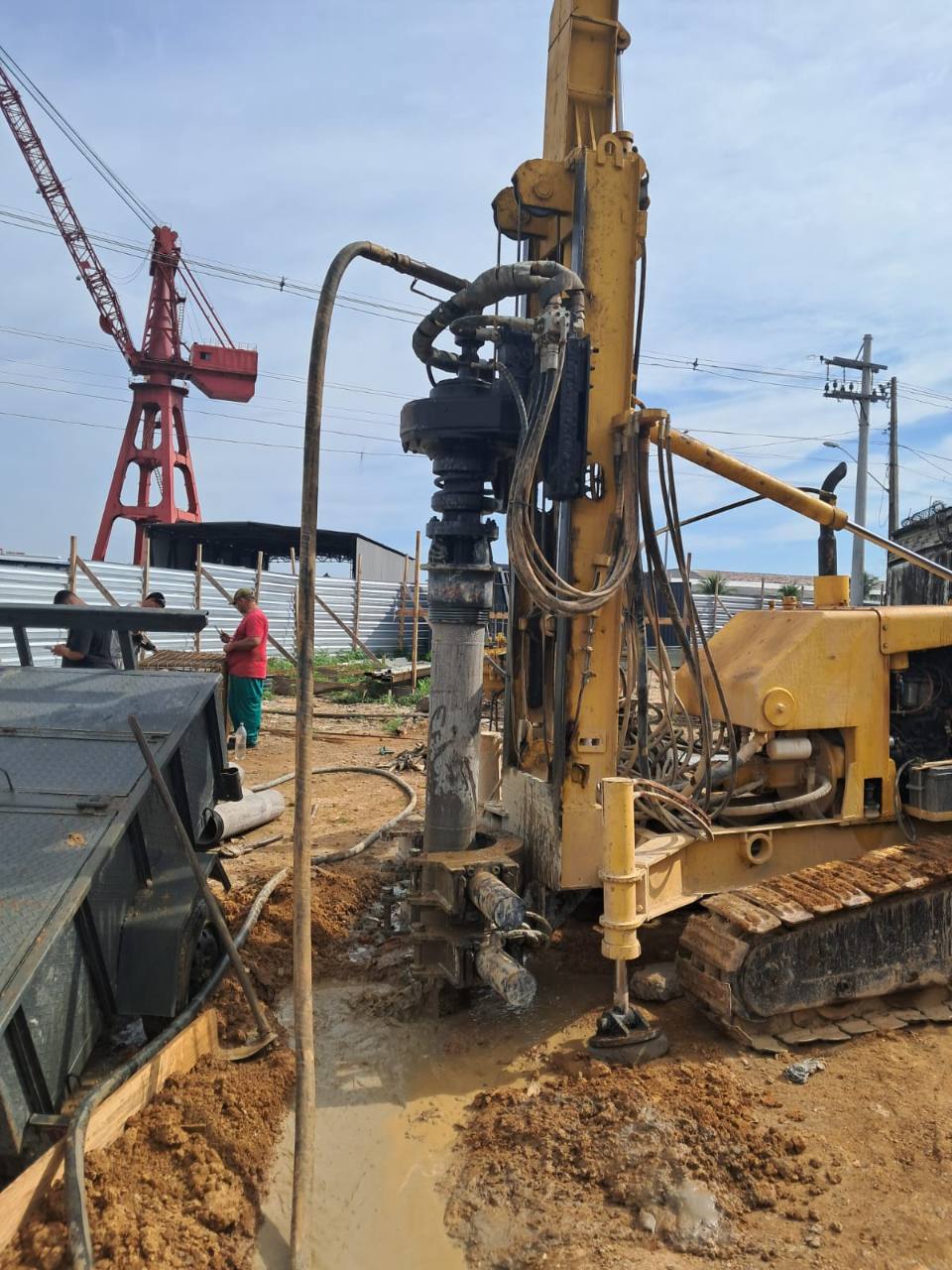 Equipamento executando estacas em obra acompanhada pela GCB Engenharia